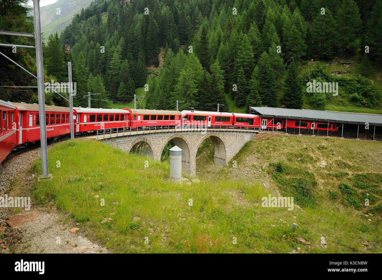 La Svizzera:luglio 2012, Swiss Mountain Treno Bernina Express da Tirano a st. moritz Foto Stock