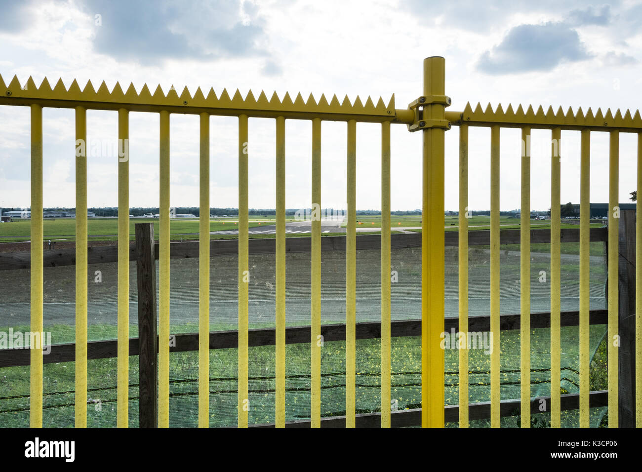 Perimetro barriera di protezione della pista principale al di fuori del Royal Air Force Northolt, South Ruislip, London Borough of Hillingdon, Londra, Regno Unito. Foto Stock