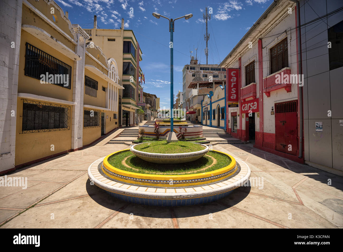 Marzo 19, 2017 Tumbes, Perù: vuoto strada che conduce al centro della città in un giorno caldo Foto Stock