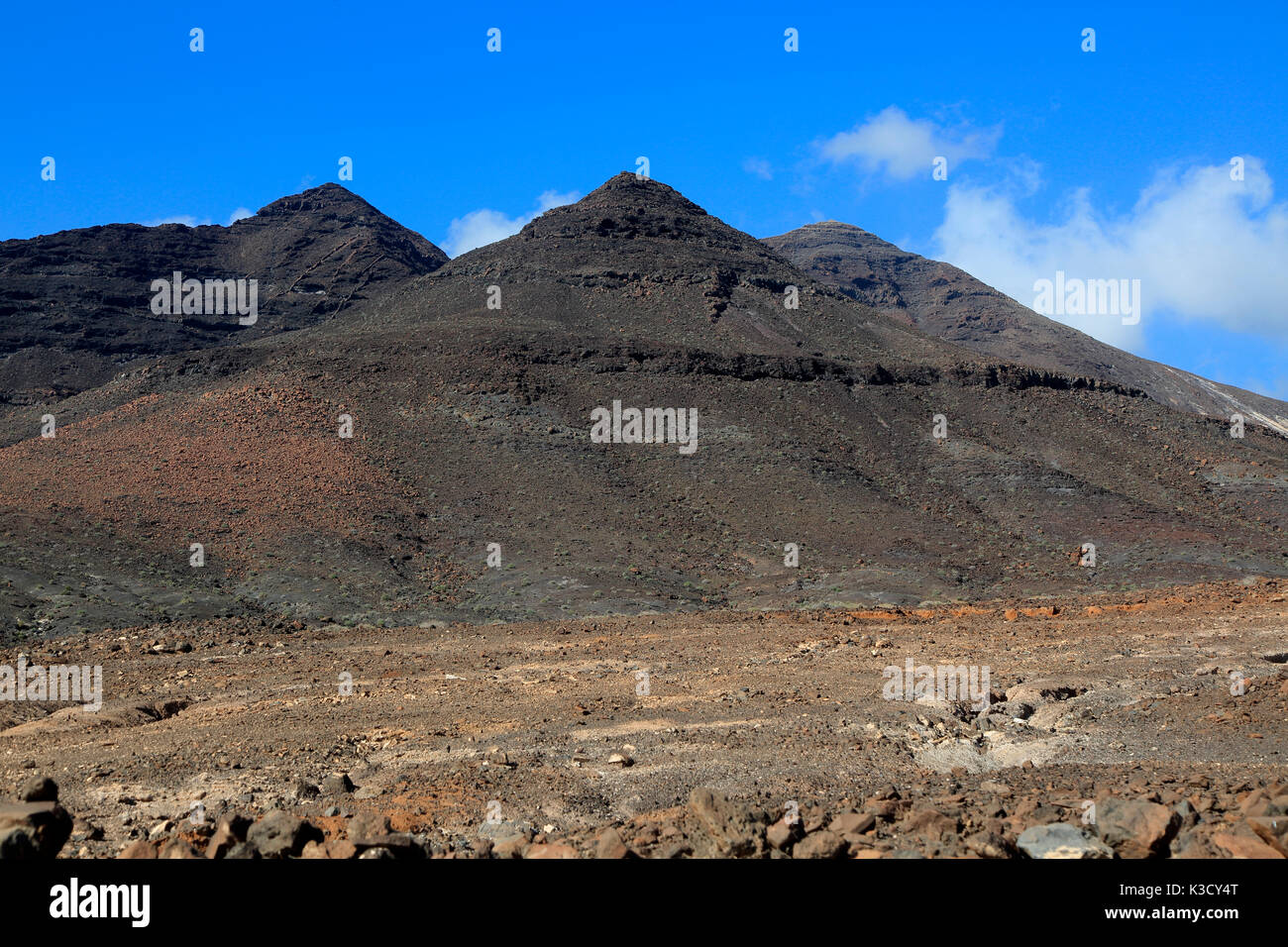 Picchi vulcanici contro profondo cielo blu, Penisola di Jandia, Fuerteventura, Isole Canarie, Spagna Foto Stock
