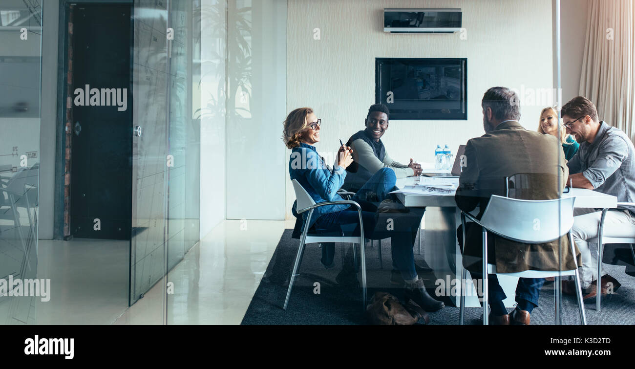 La gente di affari di lavoro e di discutere insieme in riunione in ufficio. Team di persone di successo nel business meeting. Foto Stock