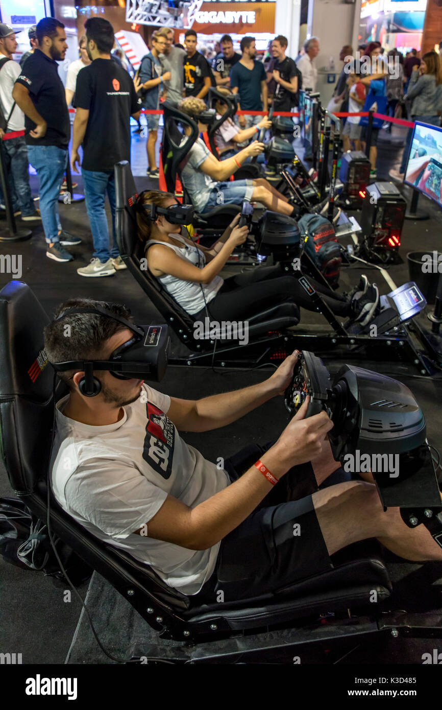 Gamescom, alla più grande fiera mondiale di videogiochi e di giochi per computer a Colonia, in Germania, giochi di realtà virtuale, visitatore utilizzare Virtual Reality auricolare Foto Stock