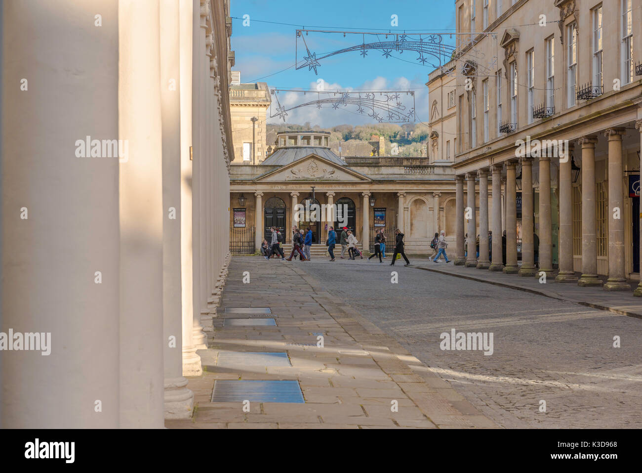 Bath UK City, una doppia fila di colonne neoclassiche che fiancheggiano l'intera lunghezza di Bath Street nel centro della città di Bath, Somerset, Inghilterra. Foto Stock