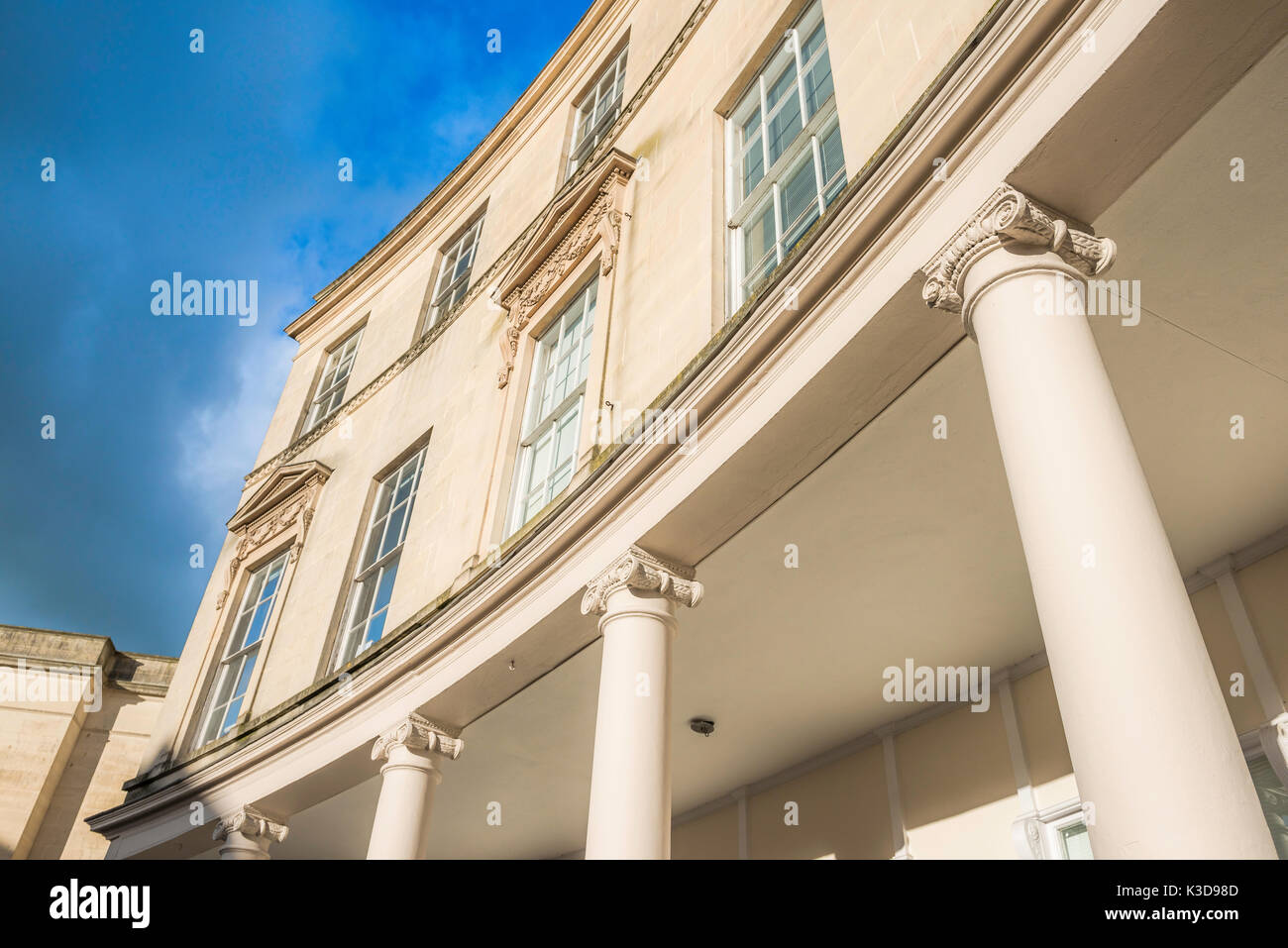 Bath architettura georgiana, vista di un colonnato neoclassico all'estremità occidentale di Bath Street nel centro della città di Bath, Somerset, Inghilterra. Foto Stock