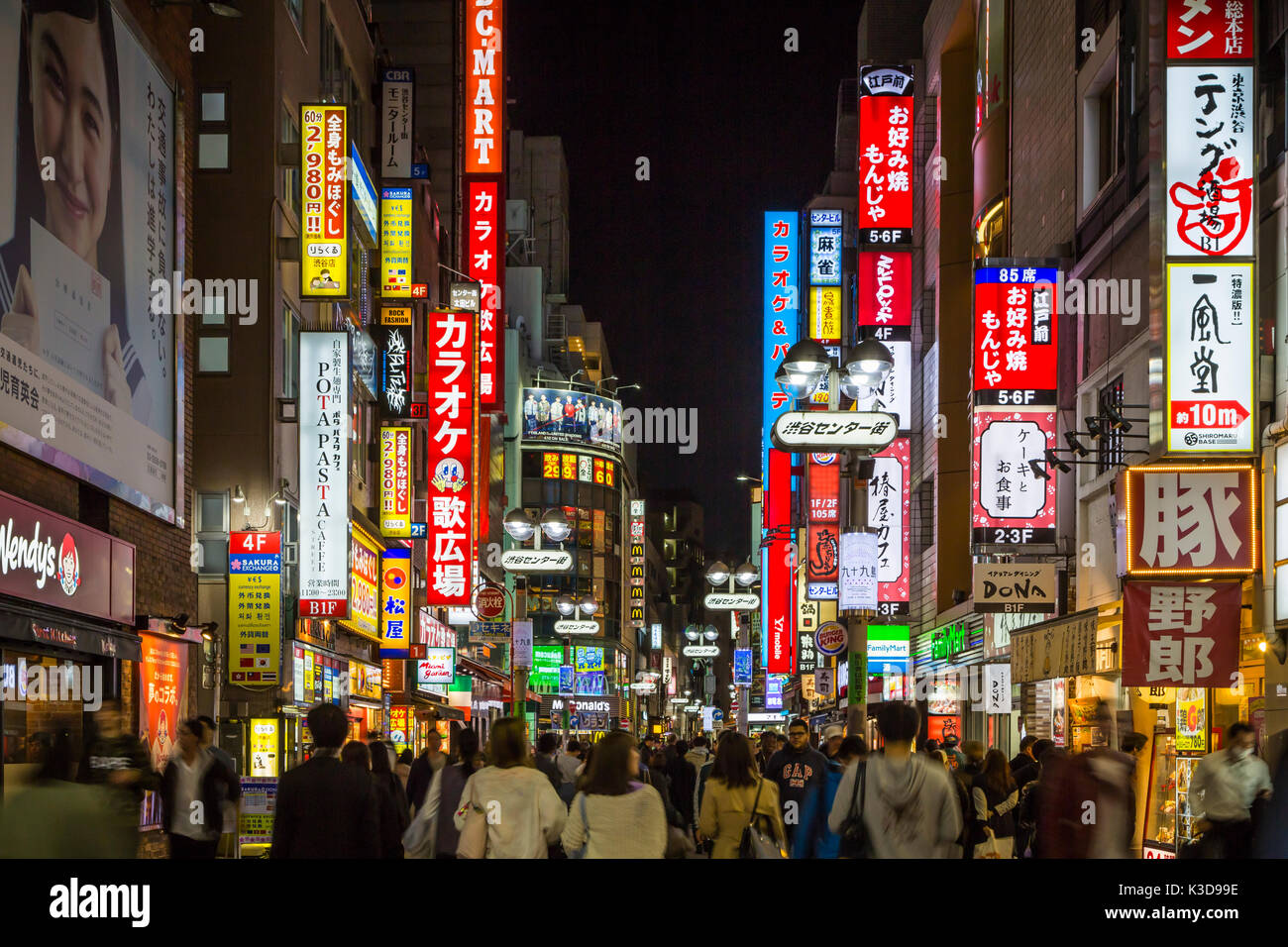 Una strada per lo shopping con insegne luminose nel quartiere Shibuya di Tokyo, Giappone, Asia. Foto Stock