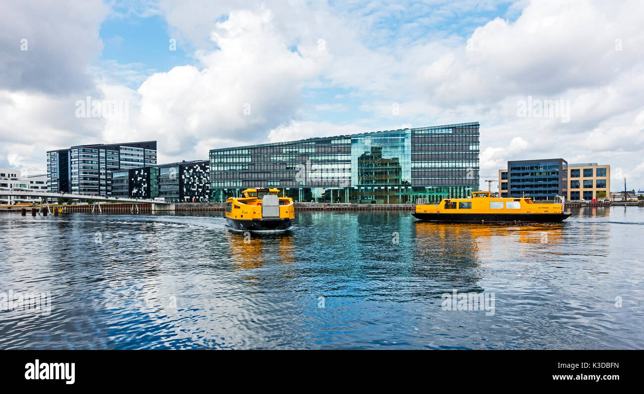 Porto Movia bus Nordhavn & Nyhavn a Bryggebroen porto in Copenhagen DANIMARCA Europa di fronte Aller edificio di media Foto Stock