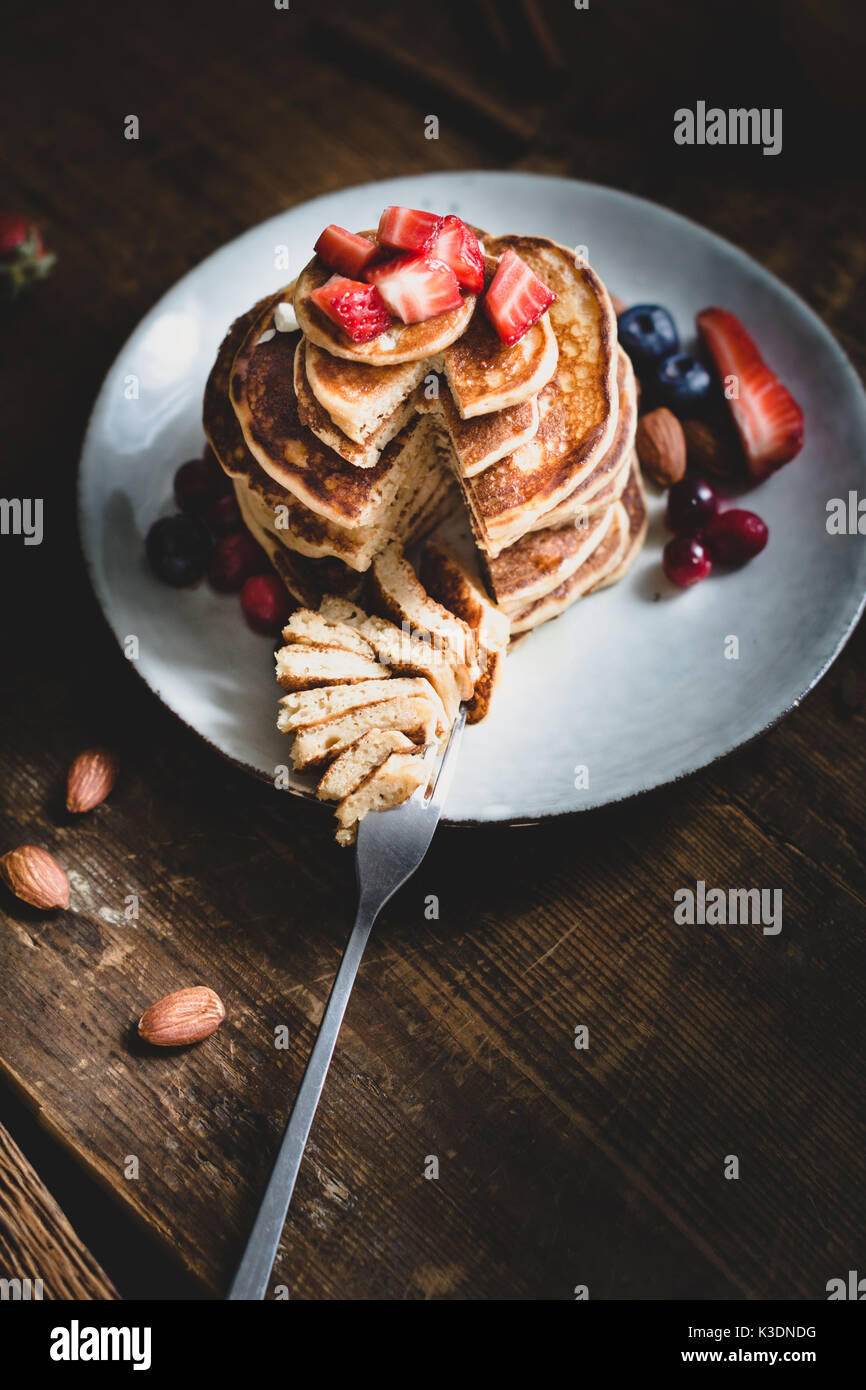 Tutto il frumento oat pancake con frutti di bosco su una piastra Foto Stock