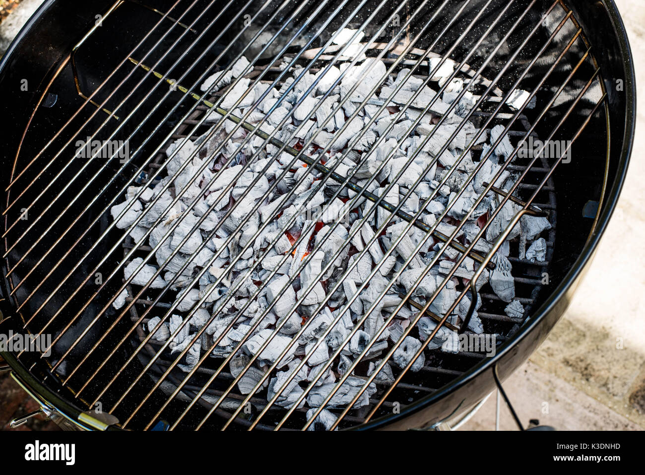 Masterizzazione di carboni di legna per barbecue pronto per la cottura al di fuori Foto Stock