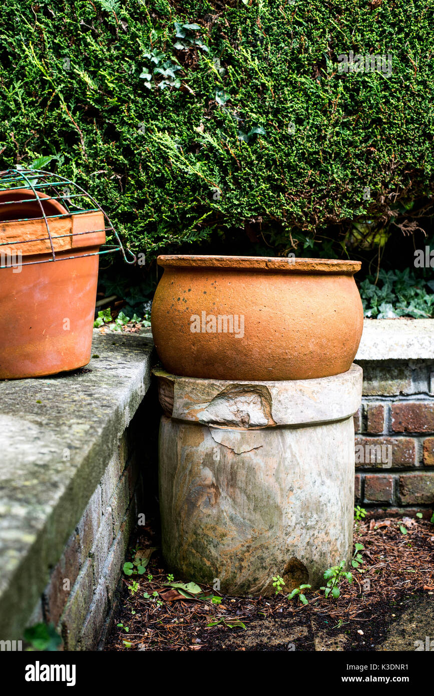Impilati giardino in terracotta vasi di fiori Foto Stock
