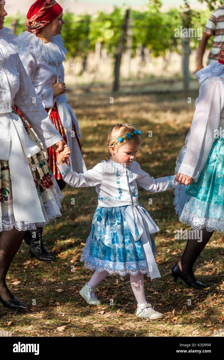 Folclore moraviano, baccello di Blatnice Svatim Antoninem, Moravia meridionale, Repubblica Ceca, pellegrinaggio del Ringraziamento, i partecipanti vanno in costumi folk Foto Stock