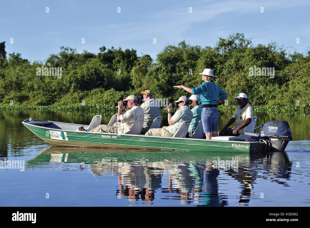 Il Brasile, Pantanal, tour in barca e safari fotografico con turisti e guida di viaggio sul Rio Claro, Foto Stock