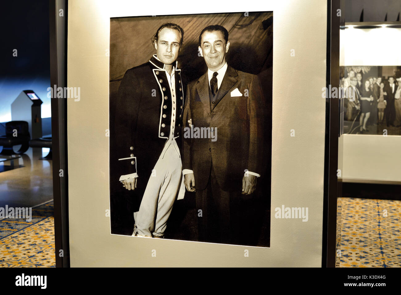 Il brasile, brasile, storico in bianco e nero la foto del Presidente Juscelino Kubitschek con Marlon Brando nella mostra 'Kubitschek e personalità di 20. Cento.' nel Memorial JK, Foto Stock
