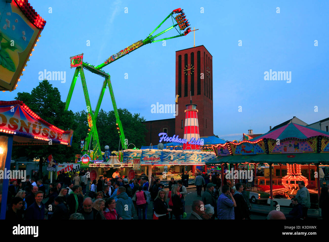 Sterkrader Fronleichnamskirmes (FAIR), fairground ride di fronte al campanile della Propsteikirche Saint Clemens in Oberhausen-Sterkrade, Ruhrgebiet (area), Renania settentrionale-Vestfalia, Foto Stock