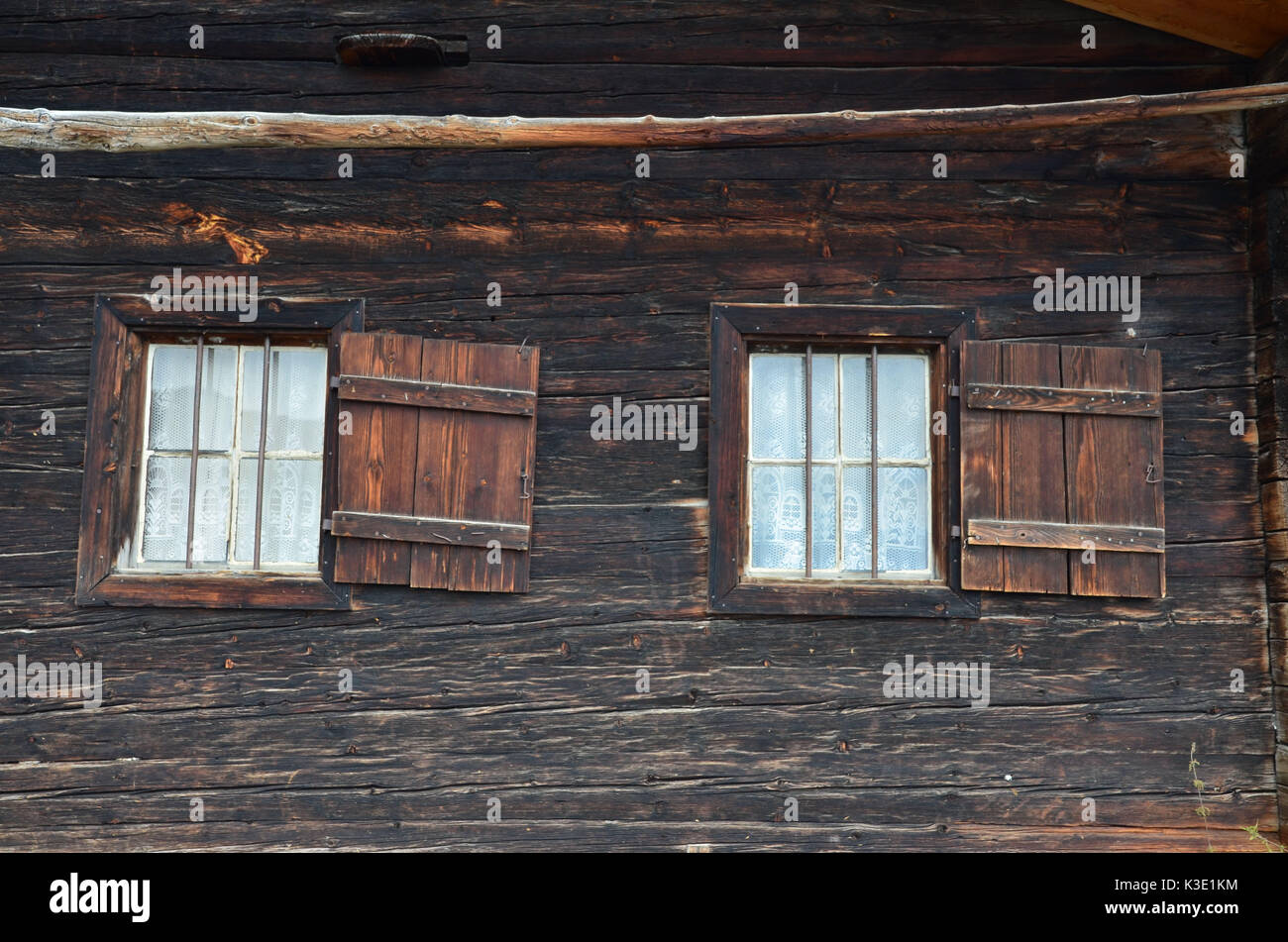 Idillio rurale, capanna in legno, finestra Foto Stock