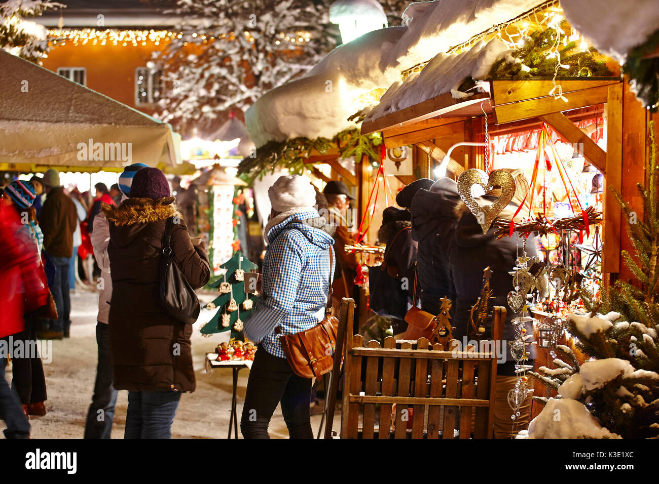 Fiera di natale Garmisch-Partenkirchen di notte, Foto Stock