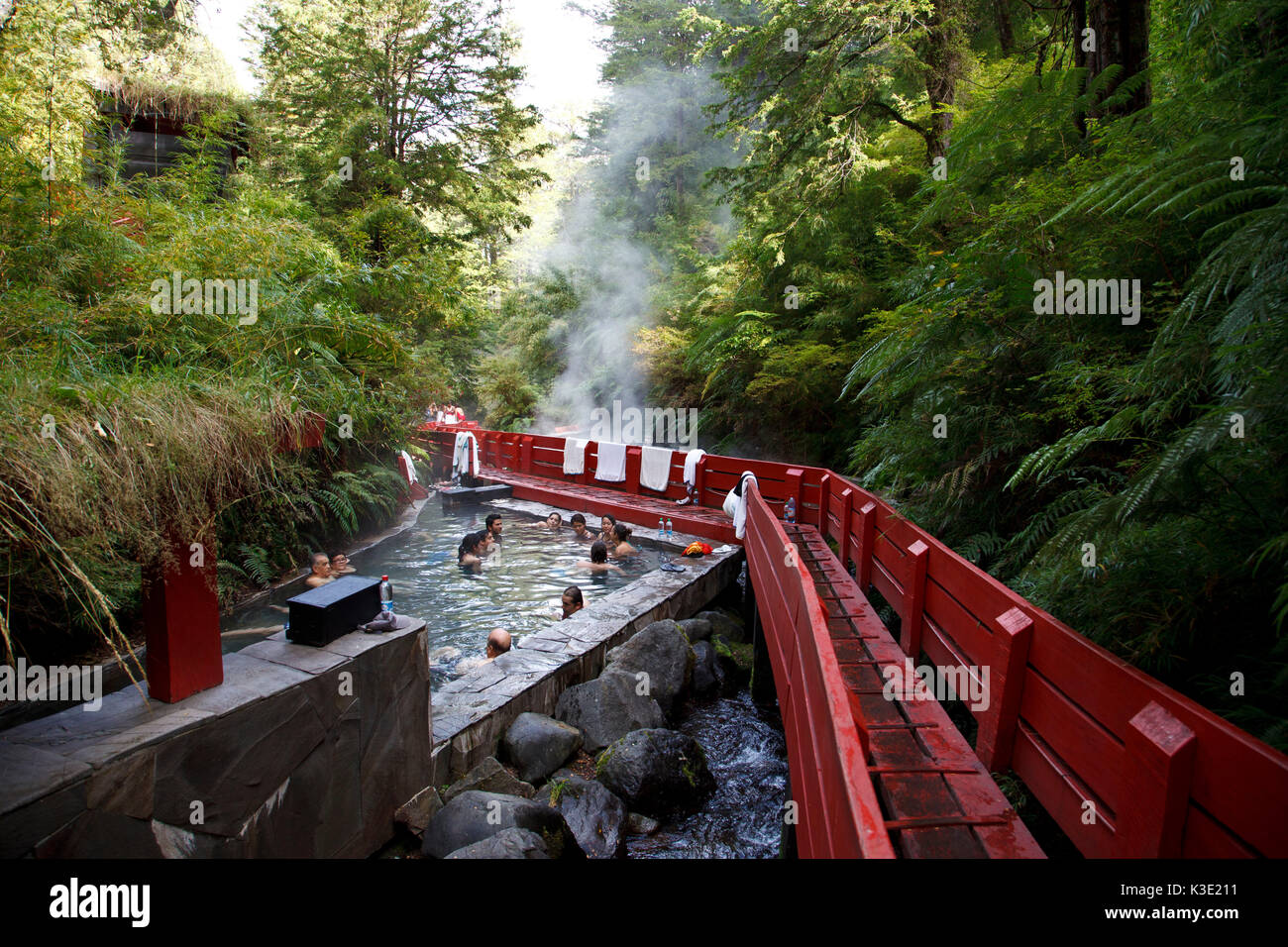 Il Cile, Araucania, spa termale Termas Geometricas, bridge, persona, balneazione, relax, spa, Foto Stock