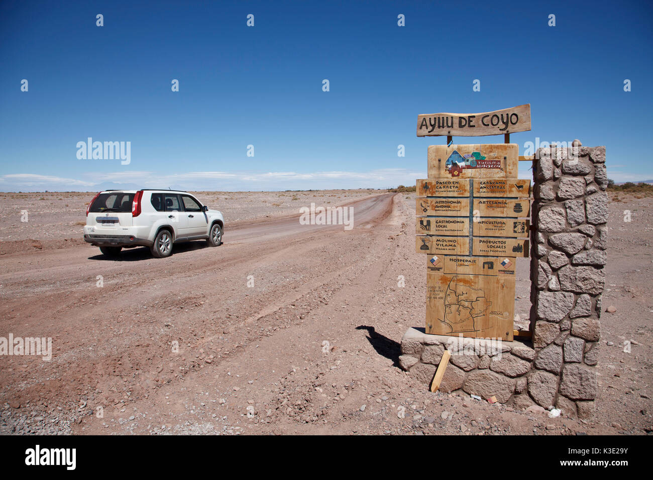 Il Cile, San Pedro de Atacama, Ayllu de Coyo, città segno, auto, Foto Stock