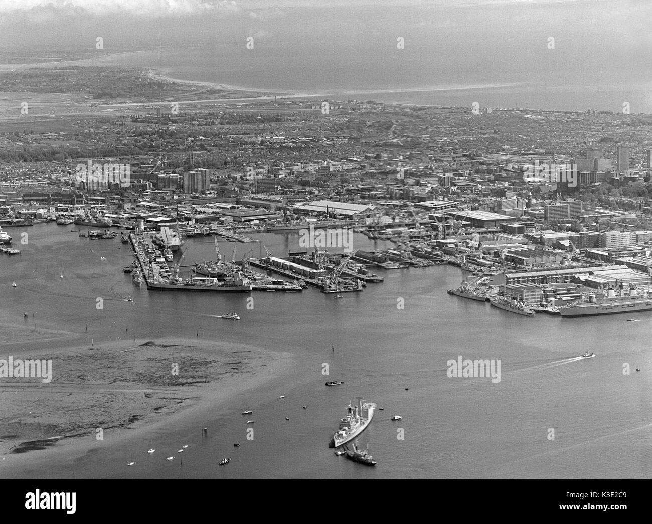 Vista aerea del porto di Portsmouth e Naval Dockyard con la città di Portsmouth in background, Portsmouth, Hampshire, Inghilterra, Regno Unito - 13 Maggio 1985 Foto Stock