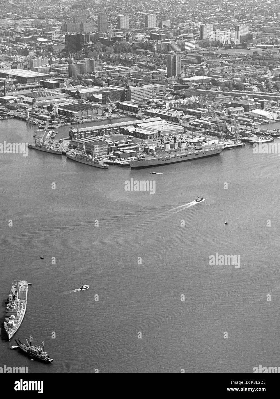Vista aerea del porto di Portsmouth e Naval Dockyard con la città di Portsmouth in background, Portsmouth, Hampshire, Inghilterra, Regno Unito - 13 Maggio 1985 Foto Stock