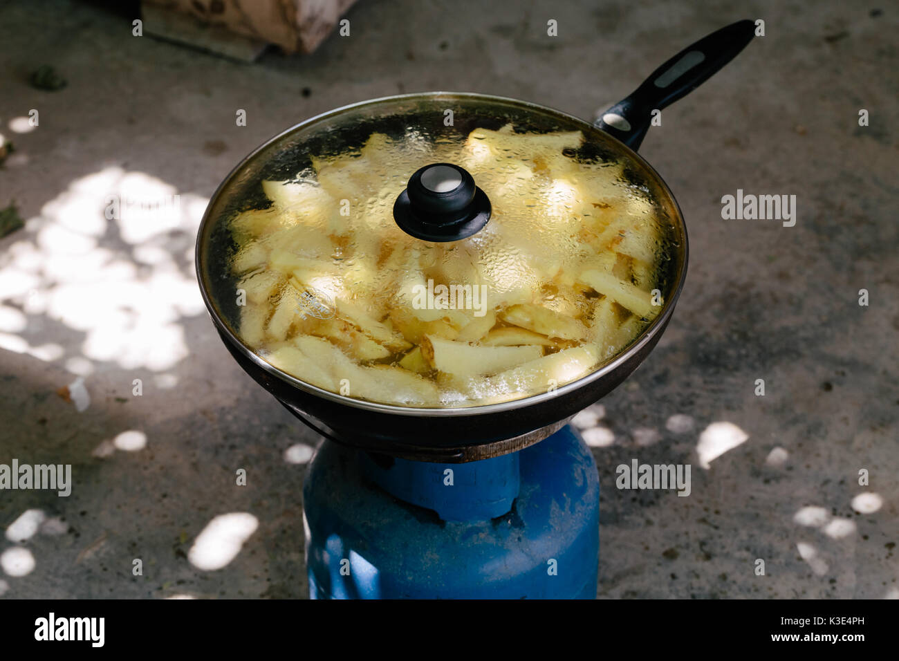 Patate fritte in padella Foto Stock