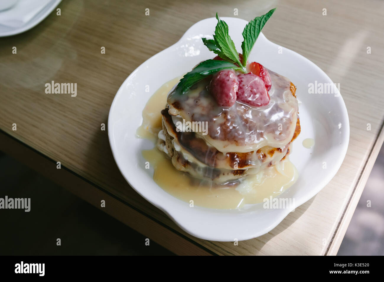 Il Dessert con Frutti di bosco sul tavolo Foto Stock