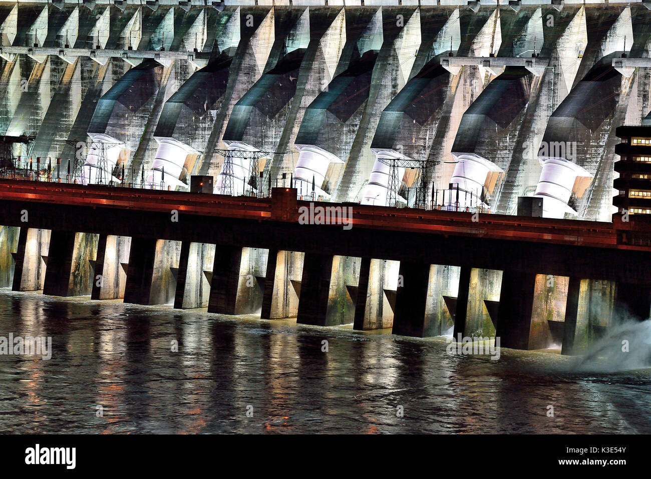 Brasilien, di Foz do IguaÃ§u, beleuchtete Turbinen und Schleusen des grÃ¶ssten Wasserkraftwerks der Welt, Itaipu Staudamm Foto Stock