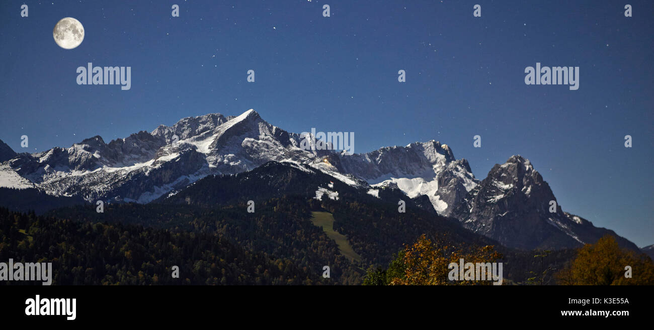 Notte panorama di montagna con la luna piena e cielo stellato Foto Stock