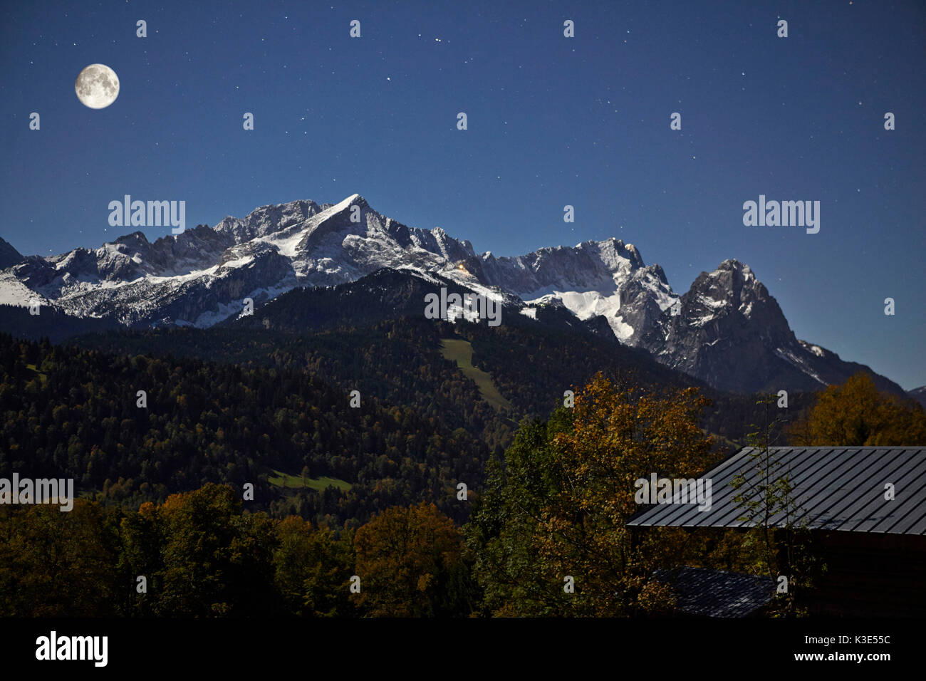 Notte panorama di montagna con la luna piena e cielo stellato Foto Stock