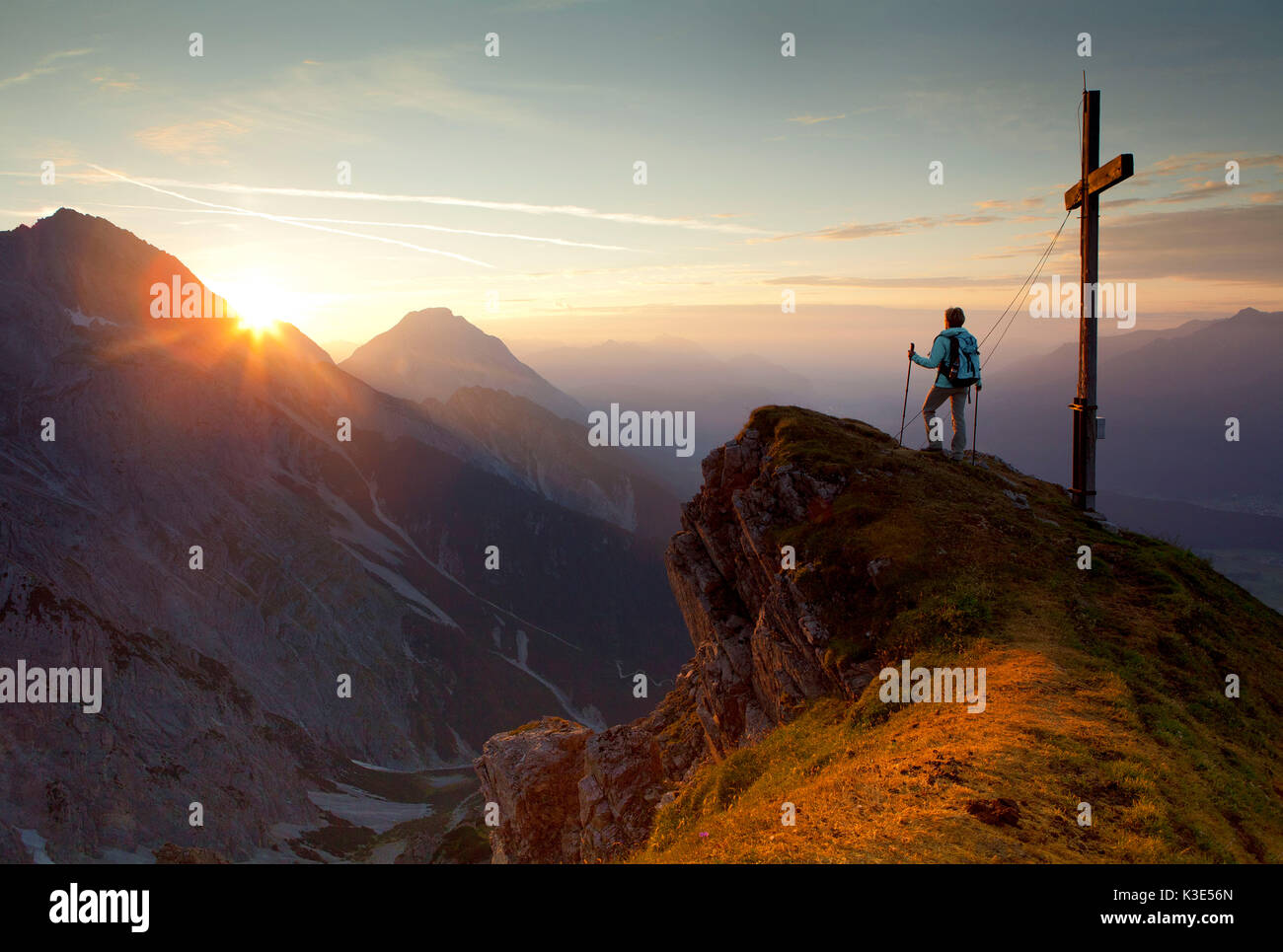 Austria, Tirolo, Mieminger mountain range, Wankspitze, alpinista, Atmosfera mattutina, Foto Stock