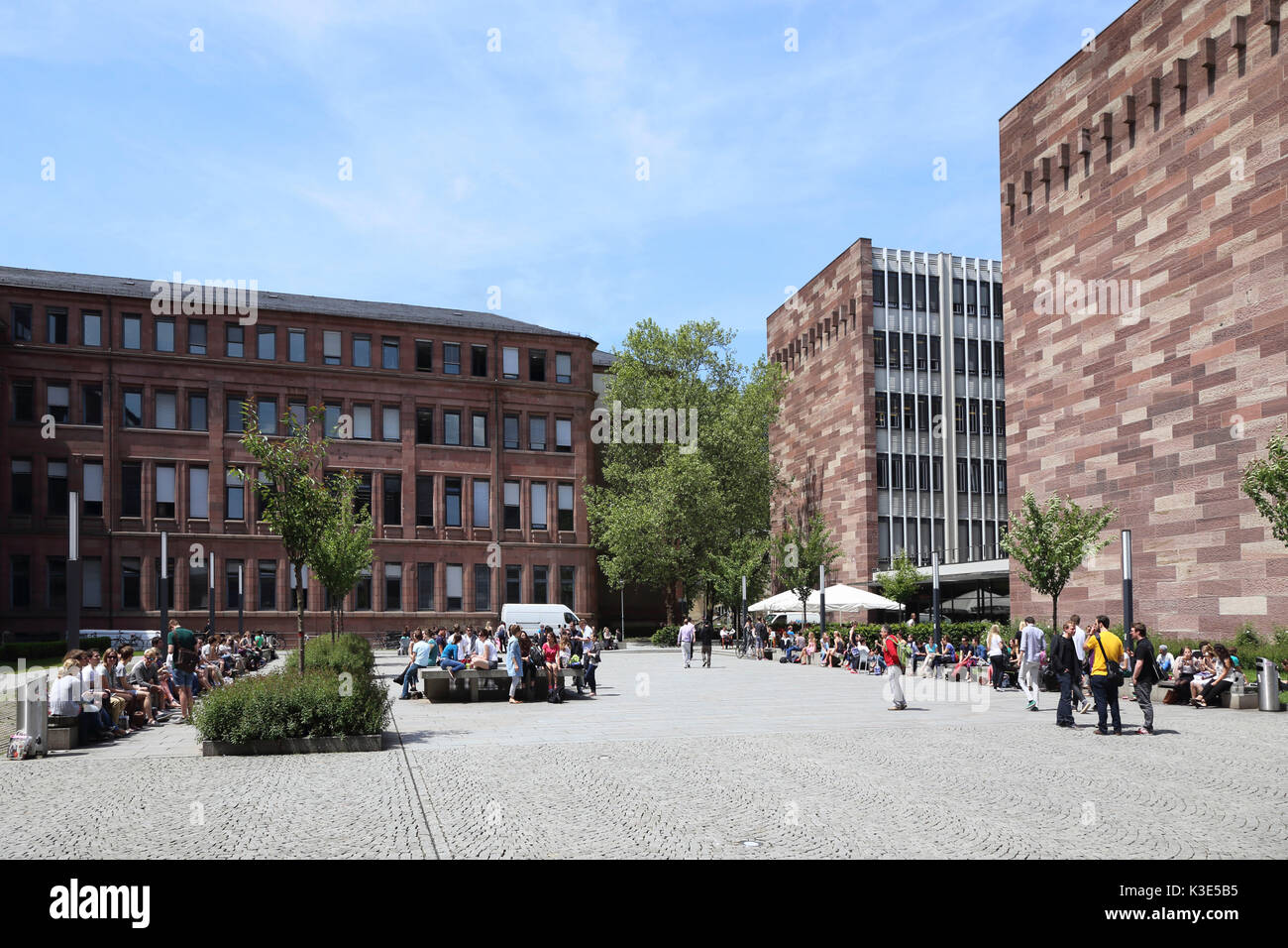 Germania, Baden-Württemberg, Freiburg im Breisgau, università, esterno, studenti, Foto Stock