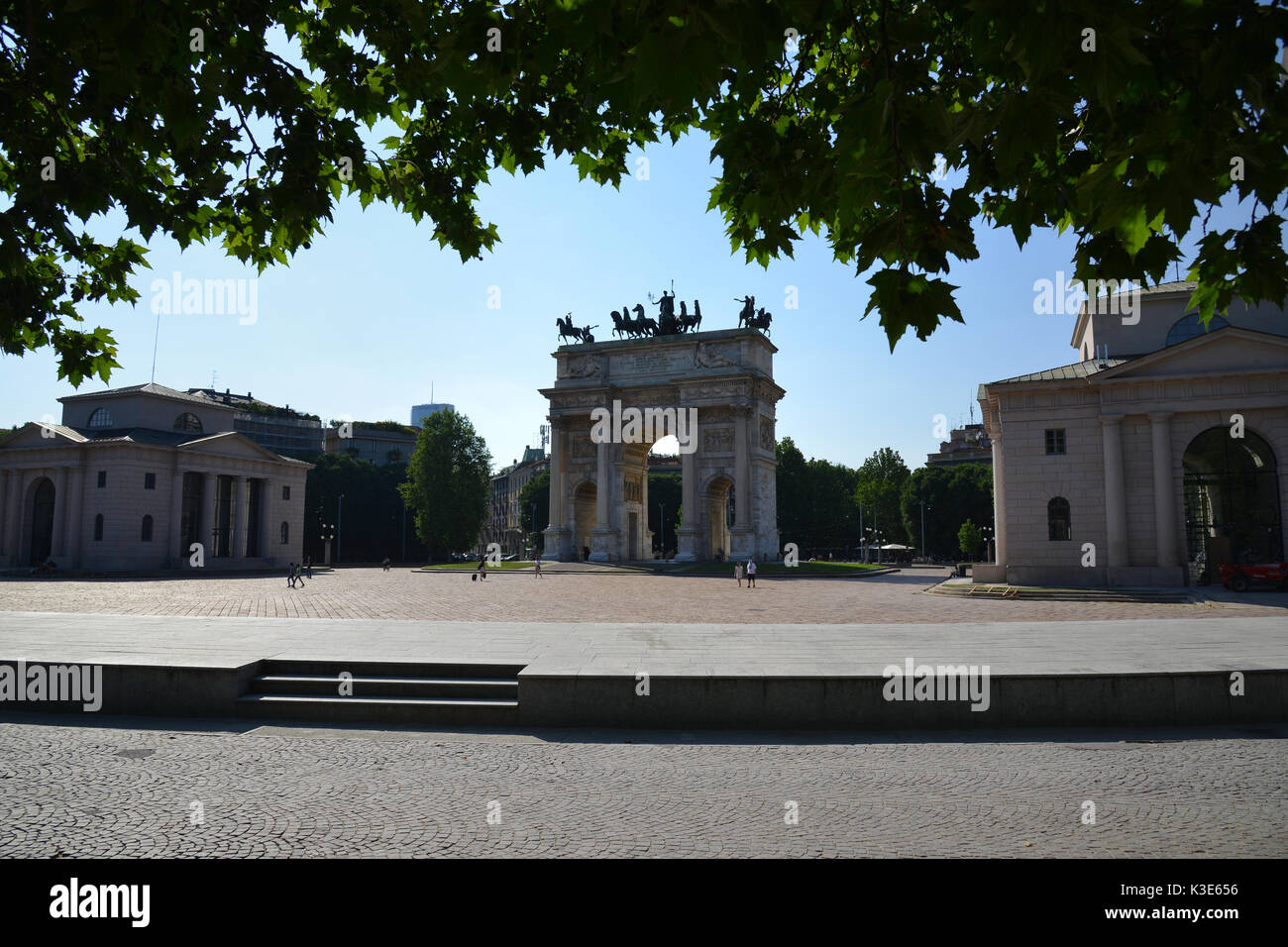 Bellissimo Arco del ritmo sulla Piazza Sempione, l'ingresso al famoso Parco Sempione, il cuore verde di Milano in Italia. Foto Stock