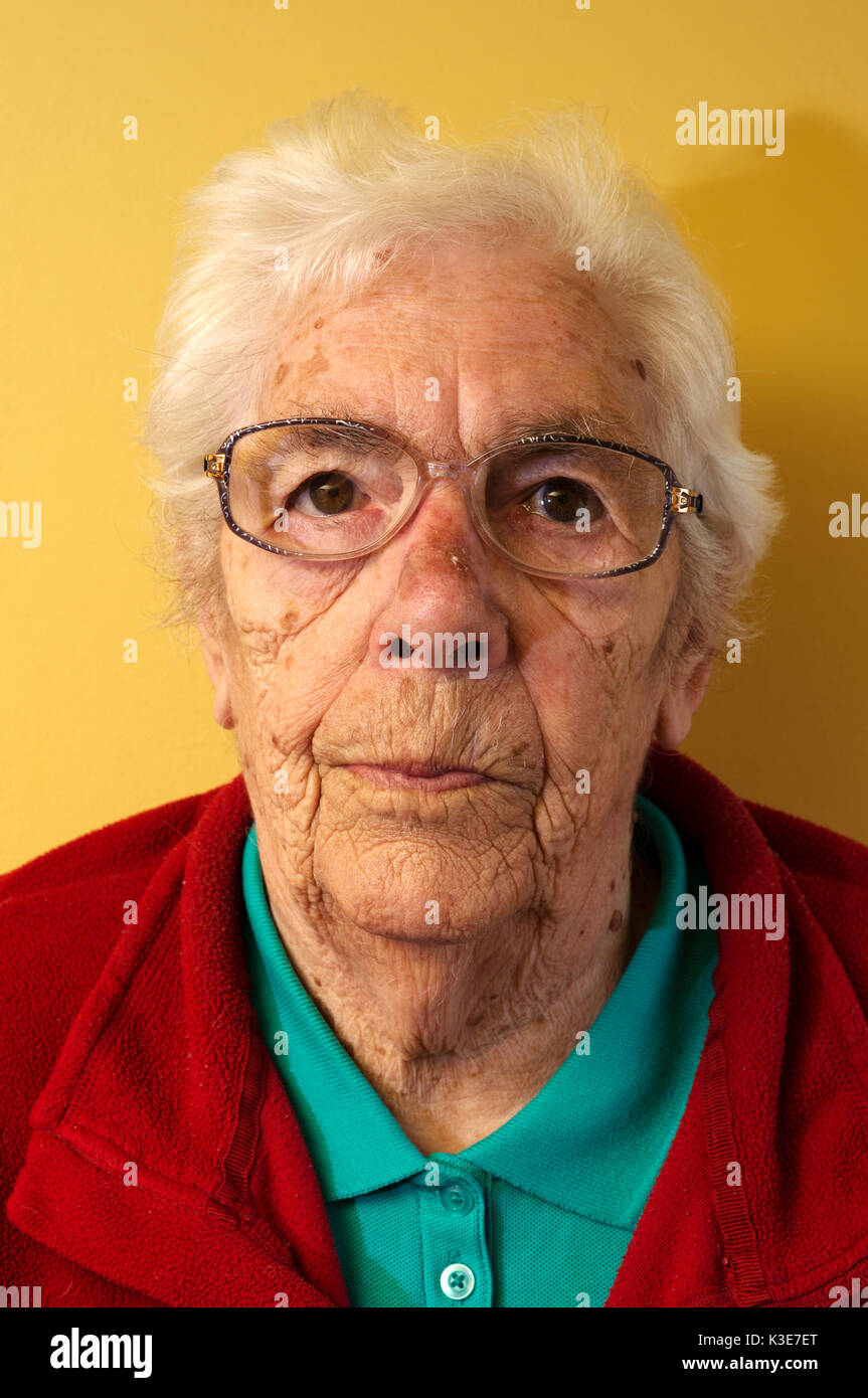 Donna anziana sofferenza vista perdita dalla degenerazione maculare Foto Stock