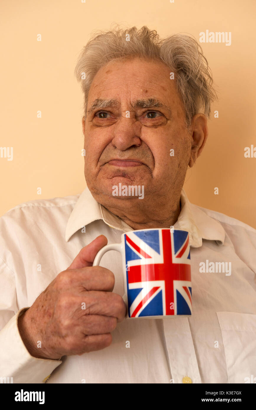 L'uomo godendo di un pomeriggio di tazza di tè Foto Stock