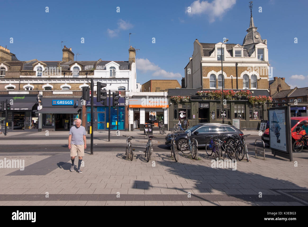 Negozi in Coombe Lane, Raynes Park, un quartiere residenziale di South West London in London Borough of Merton. Foto Stock