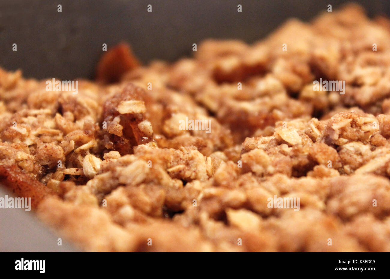 Una chiusura di apple crisp dessert freschi di forno con farina di avena sulla parte superiore Foto Stock