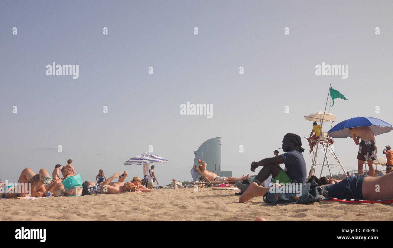 La vita sulla spiaggia di Barcellona. Un giorno di estate sulla spiaggia di Barcellona in Spagna. Foto Stock