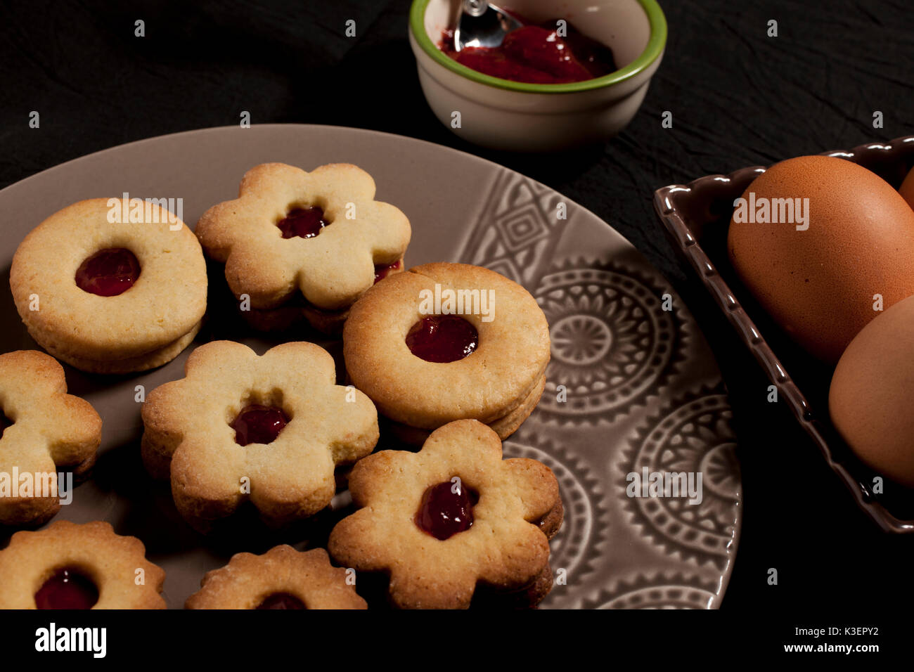 Biscotti con marmellata fatta in casa Foto Stock