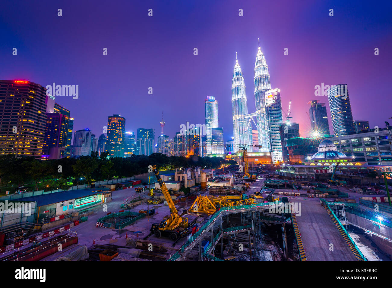 Vista notturna della Petronas Twin Towers KLCC Foto Stock