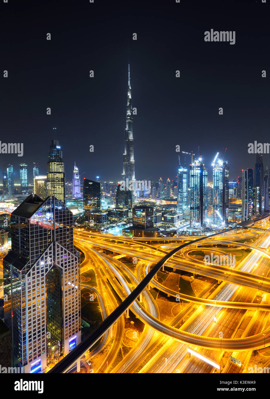 DUBAI, Emirati Arabi Uniti - Ott 7, 2016: Burj Khalifa Tower di notte. Questo grattacielo è il più alto man-made struttura nel mondo, misura Foto Stock