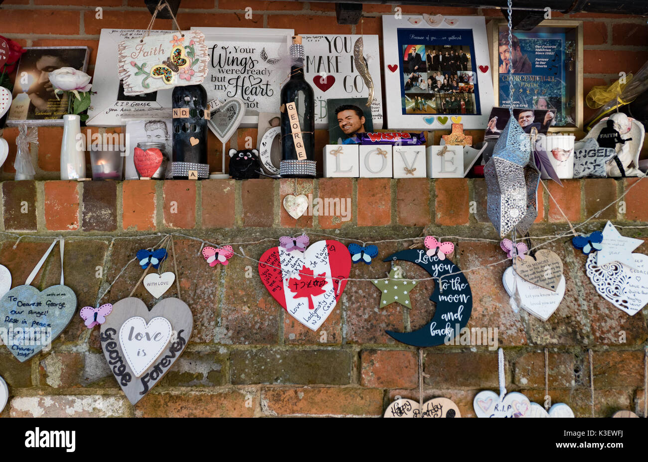 Gli oggetti lasciati dai fan di George Michael nella sua casa a Goring-on Thames, Inghilterra Foto Stock