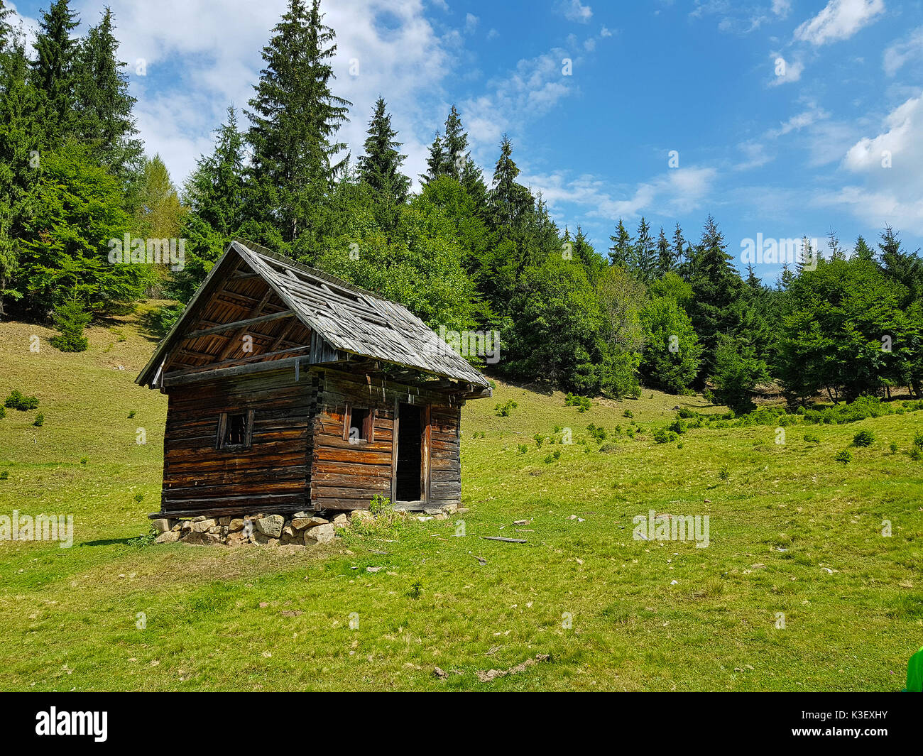 Lonely casa in legno in montagna Foto Stock