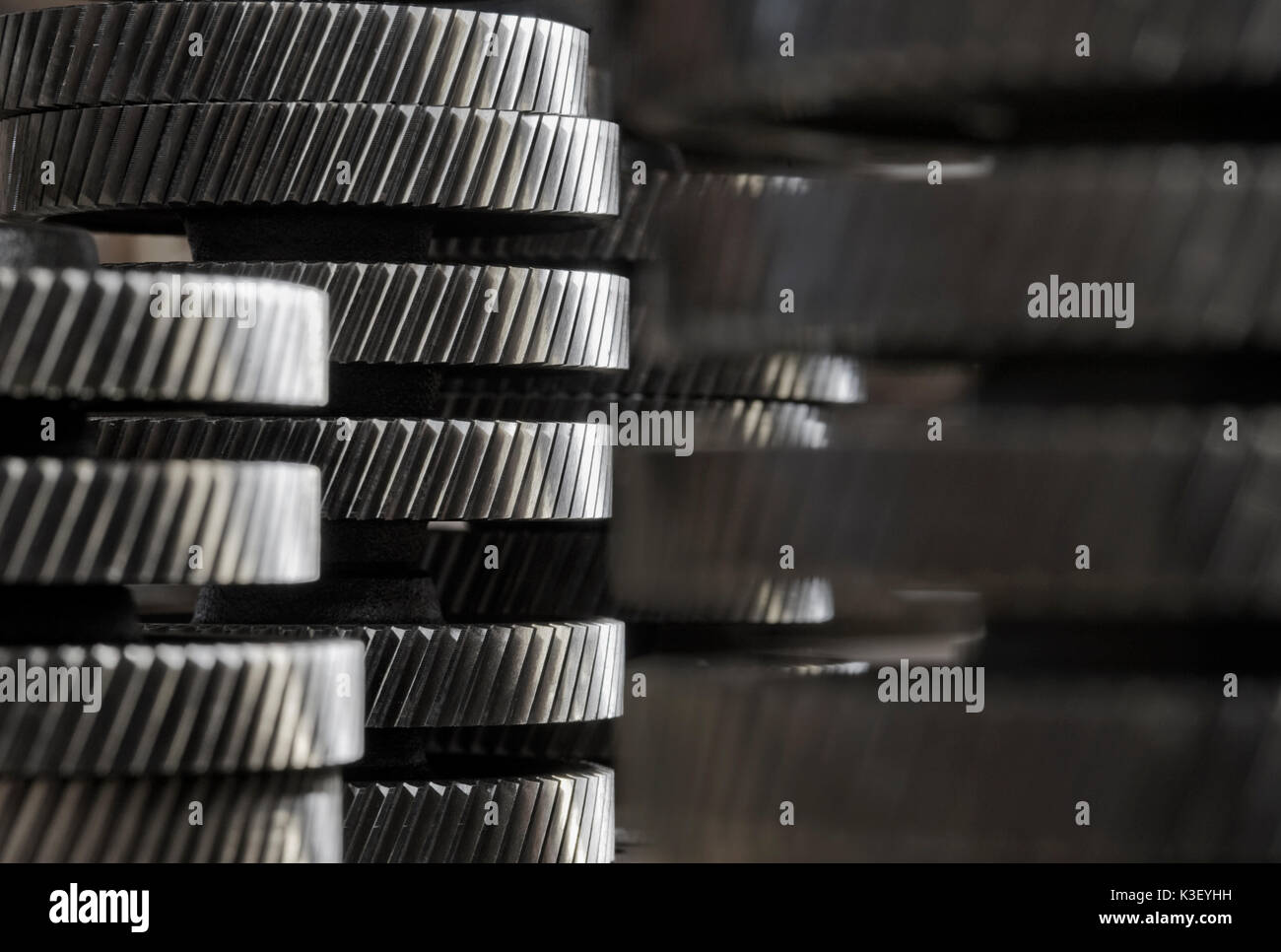 Rotismo elicoidale ruote utilizzate nella produzione industriale di treni di ingranaggi per impieghi gravosi elelctric motori e applicazioni industriali. Foto Stock