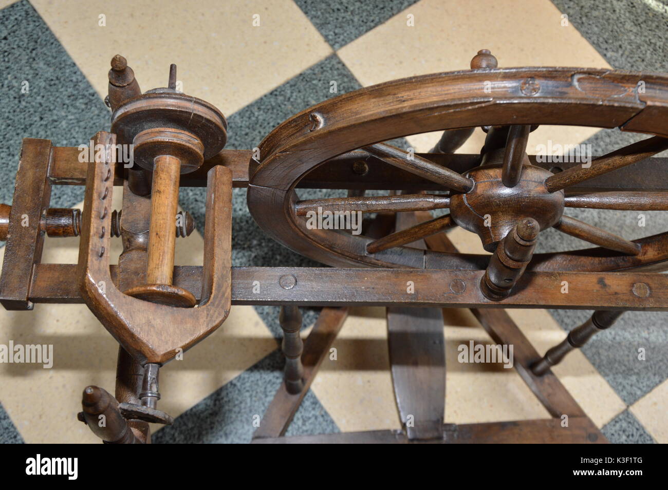 Un vecchio legno ruota di filatura Foto Stock