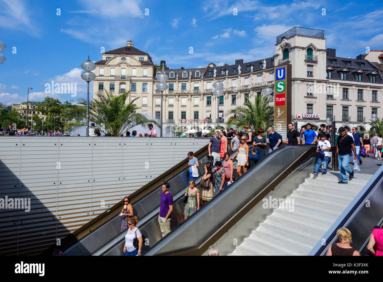 Escalator con passanti sulla Karlsplatz (quadrato), Stachus, Monaco di Baviera, Germania Foto Stock