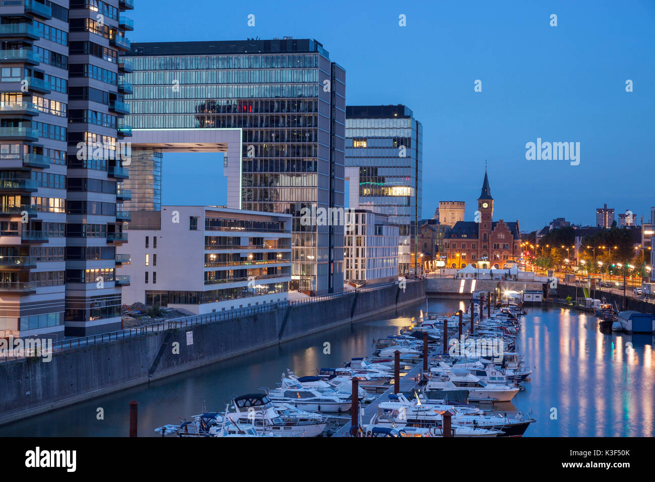 Porto di yacht del Rheinauhafen (Rheinau porto), a sinistra la gru case di Bothe Richter Teherani e architetti e old port authority, Colonia, nella Renania settentrionale-Vestfalia, Germania Foto Stock