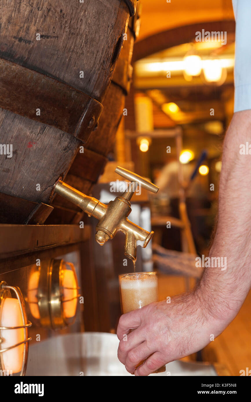 Kölsch birra spillata dal barile, birreria Päffgen in Colonia Città Vecchia di Colonia, nella Renania settentrionale-Vestfalia, Germania Foto Stock