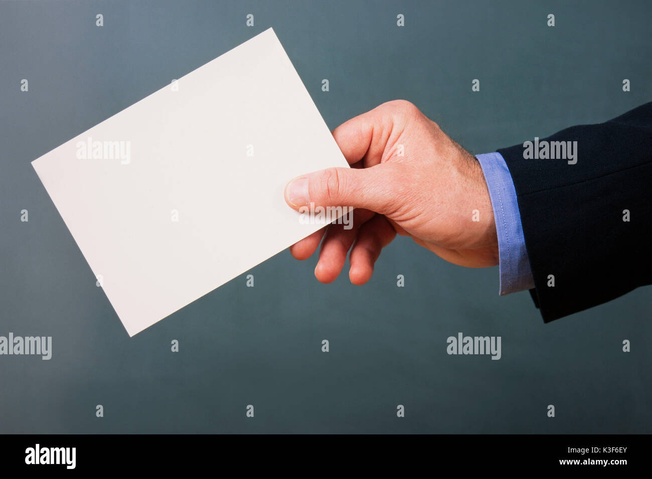 Mano trattiene carta bianca / scheda vuota Foto Stock