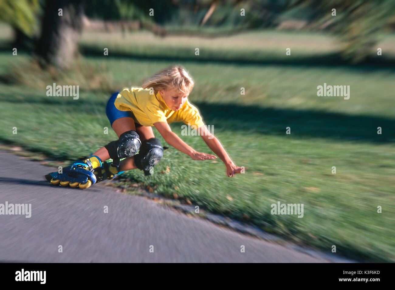 Ragazze su Inlineskates vicino la caduta Foto Stock