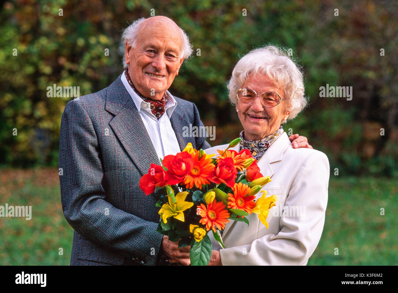 Senior Citizen's giovane con bouquet Foto Stock