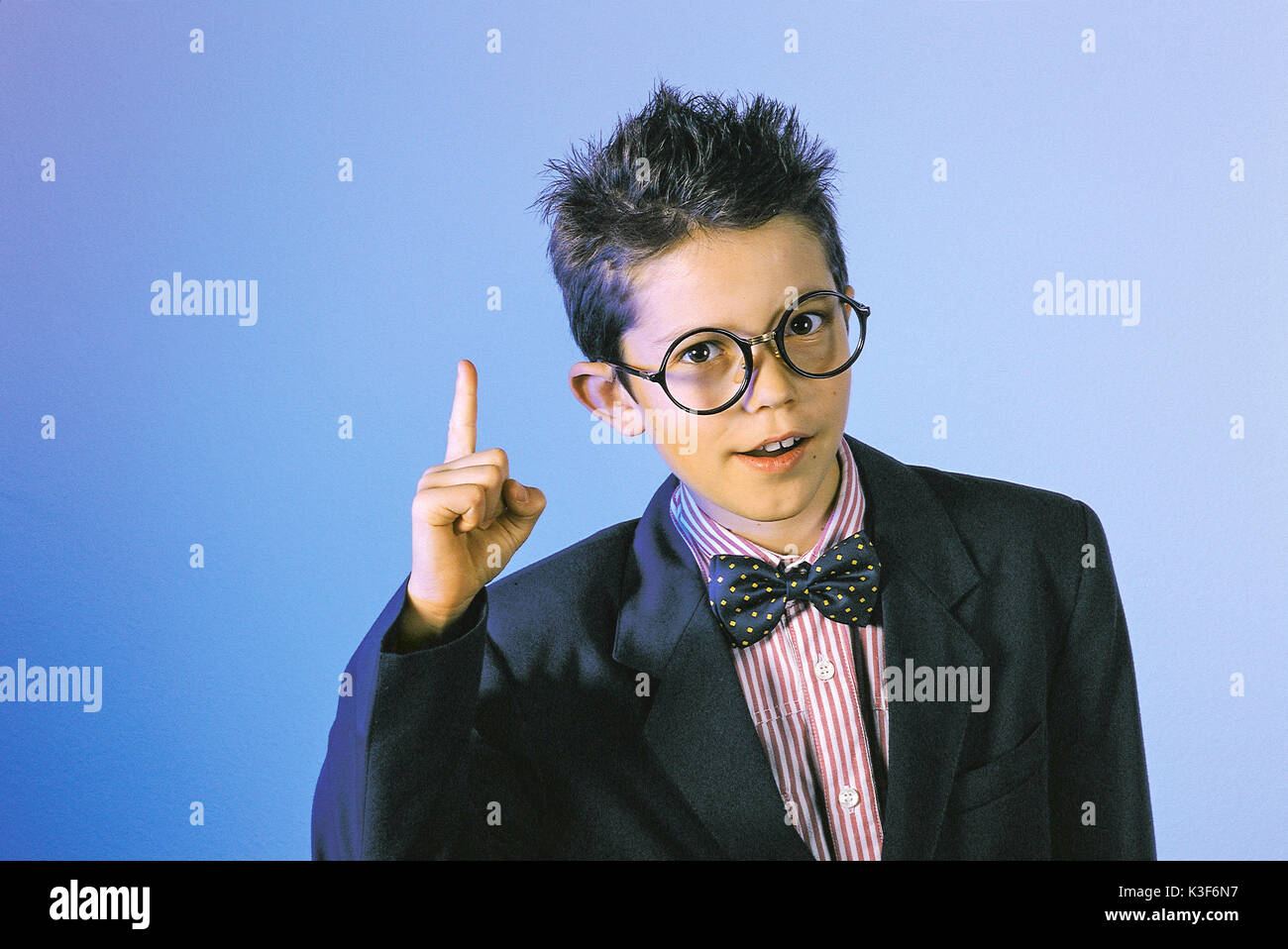 Ritratto di piccolo ragazzo con il filtro bow tie e bicchieri di grandi dimensioni Foto Stock